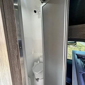 EC Stargazer Motorhome – 3 Berth-toilet