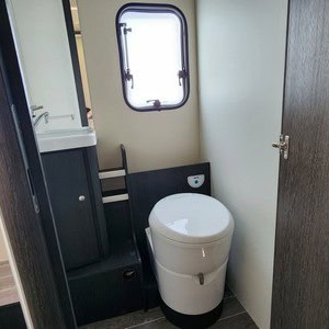 KWR Luxury – 4 Berth – NZ Bathroom Toilet Sink